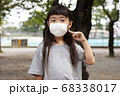 マスクを着けて指を差す子供 68338017