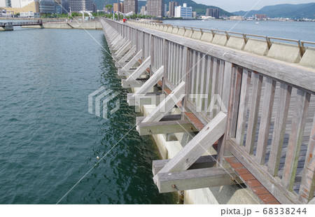 高松港の防波堤歩道橋の景色 高松港の防波堤歩道橋の景色 68338244