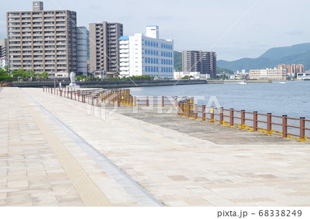 高松港の防波堤の景色 高松港の防波堤の景色 68338249
