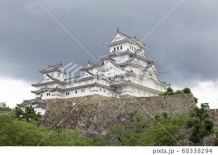 暗雲の姫路城天守閣 68338294