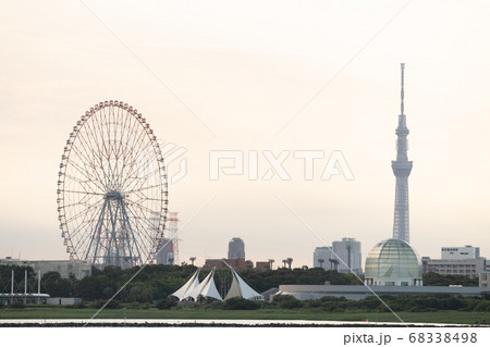 葛西臨海公園の観覧車と東京スカイツリーの写真素材