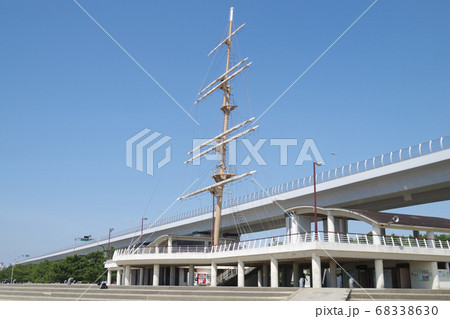 二色の浜海水浴場の帆船マストの景色 68338630