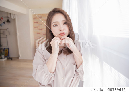 ストレート　ミディアムヘアー　髪型　美容室　女性 68339632