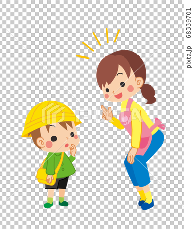 蹲下並友好地向幼兒園男孩解釋的托兒所婦女 蹲下並友好地向幼兒園男孩解釋的托兒所婦女 68339701