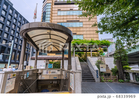 日本の東京都市景観　三越前駅などを望む 68339969