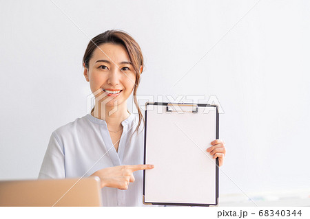 ビジネスウーマン　提案する若い女性ビジネスウーマン, ビジネス, バインダー, 仕事, 仕事中, オ 68340344