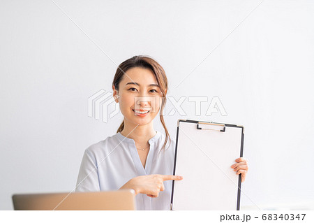 ビジネスウーマン　提案する若い女性ビジネスウーマン, ビジネス, バインダー, 仕事, 仕事中, オ 68340347