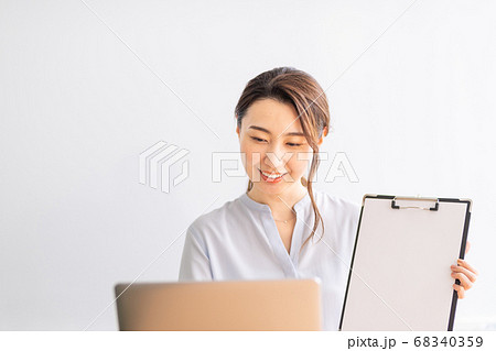 ビジネスウーマン　提案する若い女性ビジネスウーマン, ビジネス, バインダー, 仕事, 仕事中, オ 68340359