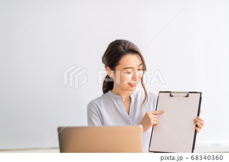ビジネスウーマン　提案する若い女性ビジネスウーマン, ビジネス, バインダー, 仕事, 仕事中, オ 68340360