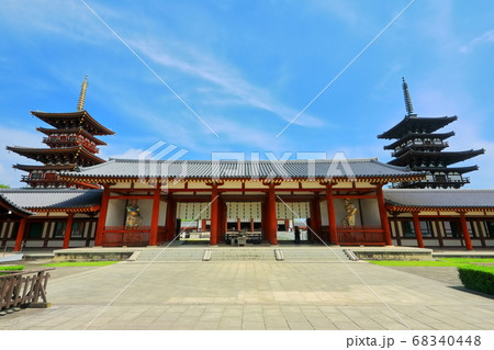 【奈良県】晴天下の薬師寺(東塔と西塔) 【奈良県】晴天下の薬師寺(東塔と西塔) 68340448