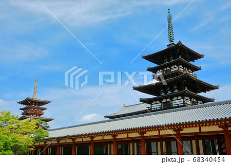 【奈良県】晴天下の薬師寺（東塔と西塔） 68340454
