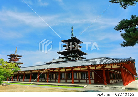 【奈良県】晴天下の薬師寺（東塔と西塔） 68340455
