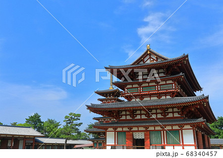 【奈良県】晴天下の薬師寺（金堂） 68340457