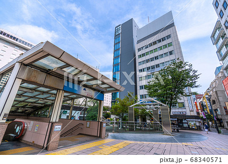日本の東京都市景観 赤坂地下歩道出入口やエスプラナード赤坂(通り)などを望む 日本の東京都市景観 赤坂地下歩道出入口やエスプラナード赤坂(通り)などを望む 68340571