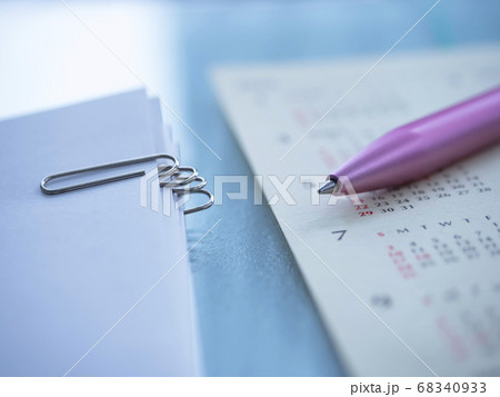 ビジネスイメージ・カレンダー・書類・女性 68340933