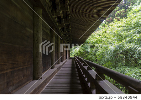 書写山円教寺食堂の外廊下とモミジ 書写山円教寺食堂の外廊下とモミジ 68340944