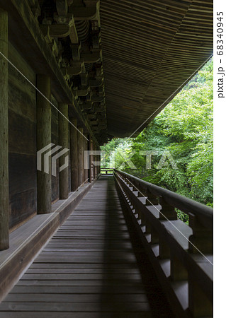 書写山円教寺食堂の外廊下とモミジ 書写山円教寺食堂の外廊下とモミジ 68340945