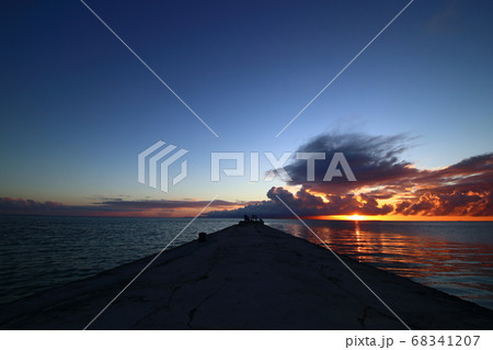 竹富島の夕日 68341207