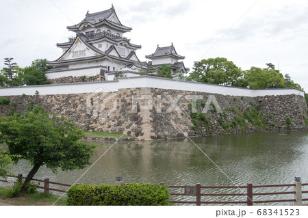 堀と石垣に囲まれた岸和田城の景色 堀と石垣に囲まれた岸和田城の景色 68341523