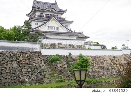 石垣の上に聳え立つ岸和田城の景色 石垣の上に聳え立つ岸和田城の景色 68341529