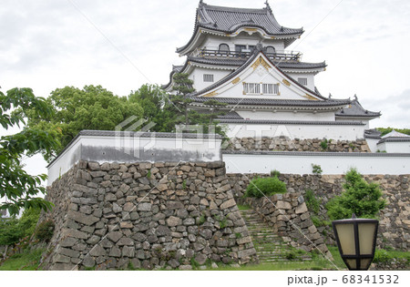 石垣の上に聳え立つ岸和田城の景色 石垣の上に聳え立つ岸和田城の景色 68341532