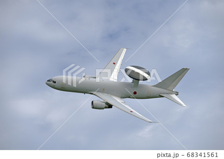 旋回飛行するAWACS 68341561
