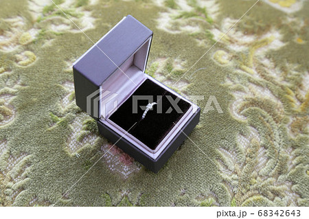 ジュエリーケース入りのエンゲージリング☆ダイヤモンドの婚約指輪 68342643