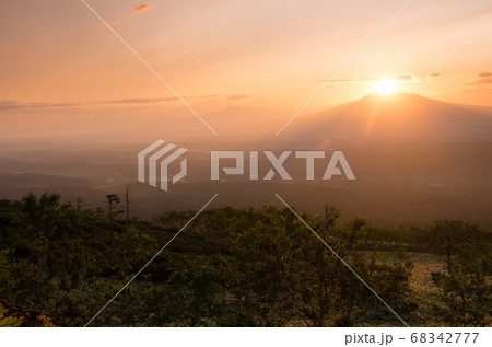 眩しい日の出 68342777