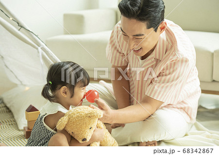 子供 リビングルーム お父さん 68342867