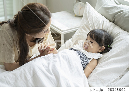 母娘 昼寝 朝 68343062