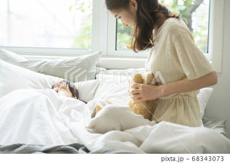 母娘 昼寝 睡眠 68343073
