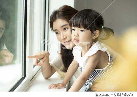 人物 母娘 窓際 68343078