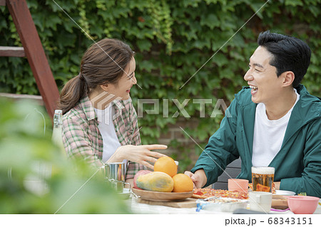 カップル 夫婦 キャンプ 68343151