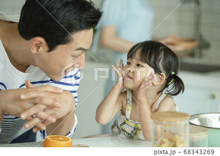 お父さん 父 パパ 68343269