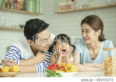 お父さん 父 パパ 68343273