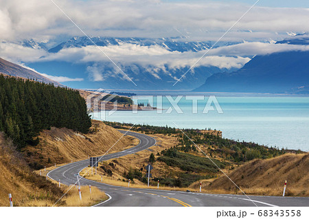 Road in New Zealand mountains 68343558