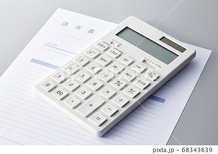 請求書の計算 68343639
