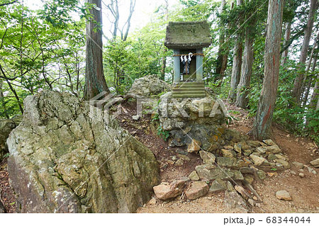武蔵御嶽神社奥宮と岩 68344044