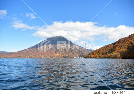 秋の中禅寺湖と男体山 秋の中禅寺湖と男体山 68344419