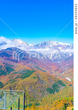 ハクバマウンテンハーバーから見る秋の白馬三山　【長野県】 68344643