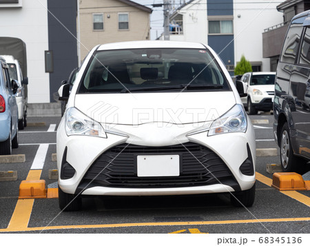 正面から見た乗用車 68345136