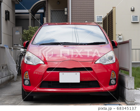 正面から見た乗用車 68345137