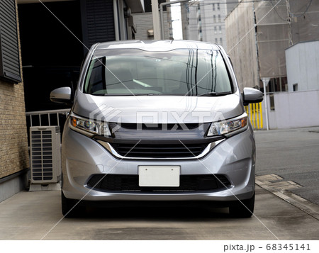 正面から見た乗用車 68345141