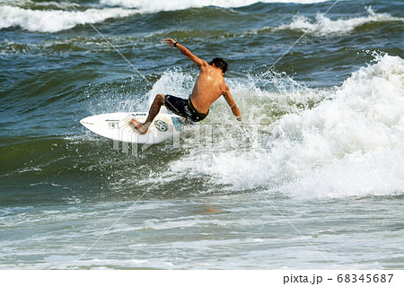 稲村ケ崎でのサーフィン風景 稲村ケ崎でのサーフィン風景 68345687