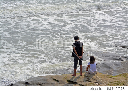 海辺のカップル 海辺のカップル 68345793