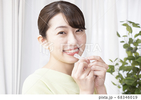 マウスピースを持つ女性 マウスピースを持つ女性 68346019