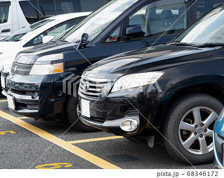 駐車場に並んだ乗用車 68346172
