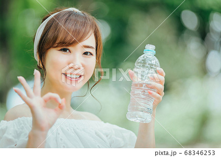 ペットボトルの水を飲む女性 68346253