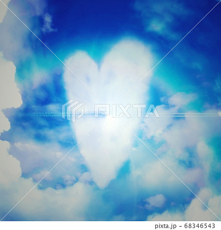 青空に浮かぶ抽象的なハート形の雲のイラスト素材