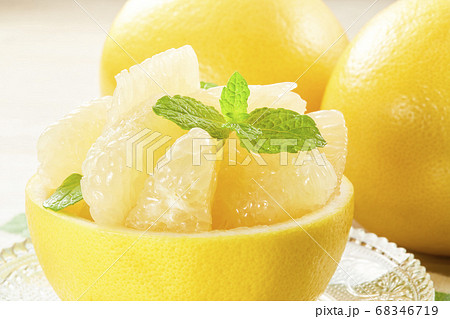 新鮮なグレープフルーツ 新鮮なグレープフルーツ 68346719